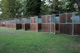 Palio: &egrave; querelle sui box cavalli nei giardini