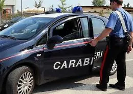 Carabinieri salvano uomo che si lancia dal balcone con corda al collo