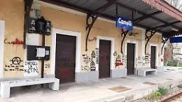 Canelli, vandali imbrattano l'ex stazione ferroviaria appena ripulita