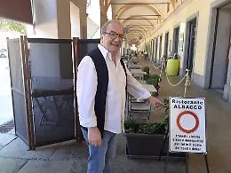 L'appello del ristoratore: &laquo;Fermate i monopattini sotto i portici Pogliani&raquo;