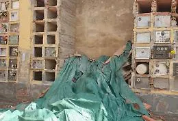 Asti: al cimitero &egrave; crollato l'ossario "pericolante" del triangolo sinistro