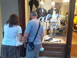 Saldi estivi, sconti elevati e spesa media in forte calo