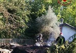 Grazzano Badoglio, a fuoco un capanno agricolo e una legnaia