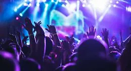 Controlli anticovid della polizia di Asti in discoteca: interrotta la serata in una sala da ballo a Vigliano