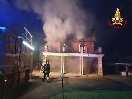 Doppio intervento dei Vigili del Fuoco per tetti incendiati
