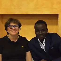 La favola italiana di Oumar, profugo adottato a 23 anni da una donna di Asti