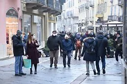 Negozi aperti, tanta gente domenica nel centro citt&agrave;
