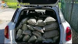 Canapa light "arricchita" di marijuana e hashish: scarcerata la cugina