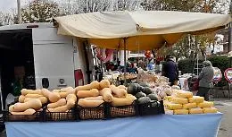 Il mercato del contadino  di Castelnuovo Don Bosco appuntamento fisso in piazza Dante
