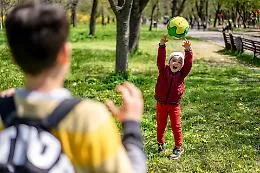 Benvenuti ai giardini pubblici, dove il "gioco si fa sporco" (in tutti i sensi)