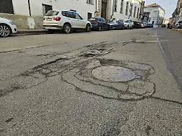 Il puzzle degli asfalti tra rappezzi e buche: le strade cittadine sono un&rsquo;avventura [FOTOGALLERY]
