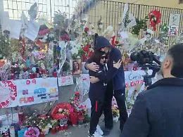 Note, lacrime, musica ed emozioni al muro di fiori per Zoe [VIDEO]