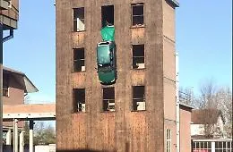 Un'auto appesa in attesa della festa