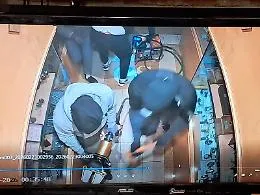 Sventrano la vetrina con le cesoie pneumatiche e svaligiano gioielleria in meno di 4 minuti