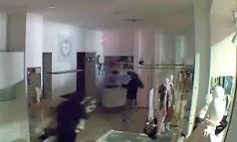 Altra "spaccata" in via Cavour: ladri via con 70 mila euro di vestiti firmati [VIDEO]