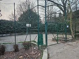 Tre amici riqualificano il campetto da basket al Bosco dei Partigiani