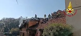 Camino difettoso: a fuoco il tetto di un'abitazione