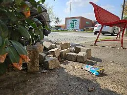 Decine di cubetti di porfido "abbandonati" in corso Torino: &laquo;Il Comune li faccia rimuovere, potrebbero essere usati per fare danni&raquo; [FOTOGALLERY]