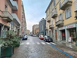 Passeggia in via Cavour e viene scippato della catenina d'oro