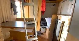 Parcheggiano il camper davanti alla propria abitazione e lo ritrovano svaligiato: coppia di YouTuber denuncia danni per 2.500 euro