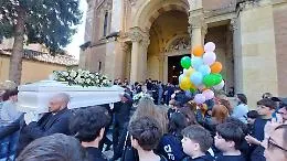 &laquo;Melissa vittima dell'incoscienza umana&raquo;: addio alla ragazzina fra palloncini e peluches [VIDEO]
