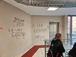 Nuovi atti vandalici al Movicentro di Asti, tornano le scritte sui muri: &egrave; colpa dei maranza? [FOTO]