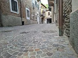 Fanno discutere i lavori di pavimentazione in via Rosmini a Canelli