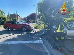 Frontale tra auto al passaggio a livello
