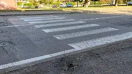 Inciampa nei pali di ferro segati sul marciapiede che spuntano di qualche centimetro e cade: 6 mesi di prognosi