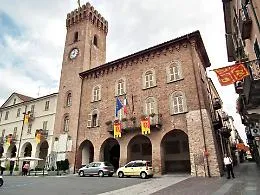 Notte in centro a Nizza Monferrato: festa e cena di presentazione del Fantino "Tittia"