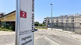 L'uomo accoltellato a Praia aggredito da due persone che hanno fatto danni al Pronto Soccorso