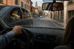 Lo scherzo "folle" dell'acqua spruzzata, con fucili giocattolo, all'interno di un'auto in transito