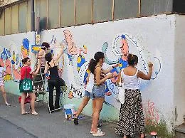 Uguaglianza e tolleranza non si possono cancellare, le scritte tornano a essere visibili sul murale di via del Bosco [FOTO E VIDEO]