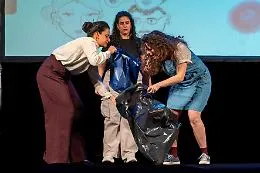 Il Premio Scintille allo spettacolo "Mor_Storia per le mie madri"