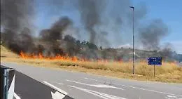 Incendio in corso in un campo lungo il rettilineo per Annone 