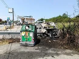 Furgone a fuoco in un distributore, gli operai lo spingono via ed evitano una strage