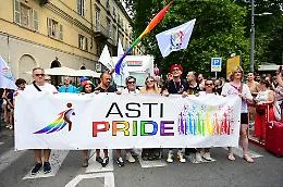 Le forti raffiche di vento non fermano l'Asti Pride, il corteo arcobaleno ha attraversato il centro per rivendicare pi&ugrave; diritti e rispetto per la comunit&agrave; Lgbtqi+ [FOTOGALLERY e VIDEO]