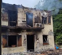 A fuoco una casa abitata da madre con figli: fumo si vede da lontano