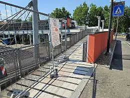 Movicentro di Asti, la passerella chiusa per ragioni di sicurezza continua a essere transitabile nonostante il pericolo [VIDEO]
