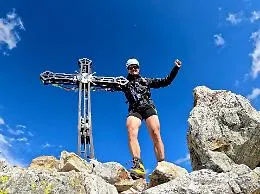 In bici dalla spiaggia al tetto d'Europa: Nicola Odorizio completa la settima tappa dell'8 Summits Project