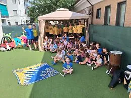 Bandiere e chiarine al nido, il Borgo Don Bosco porta la magia del Palio tra i bambini di Babylandia