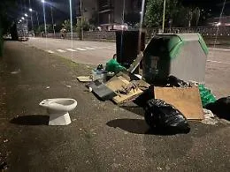 Ancora degrado urbano e rifiuti abbandonati, ad Asti crescono le segnalazioni dei residenti