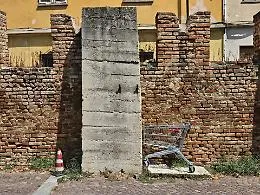 In piazza Castigliano il carrello della spesa che "si ostina" a non andarsene da solo