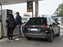 I furbetti che al distributore rubano il pieno agli automobilisti in difficolt&agrave;