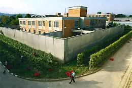 Sfiorata la rivolta   in carcere: i detenuti riescono a forzare un cancello 