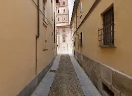 Asti, notte brava vicino al Duomo dove un gruppo di ragazzi ha preso a pietrate le abitazioni