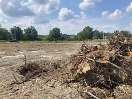 &laquo;Da qualche giorno quel prato &egrave; una piattaforma di terra sconvolta da ruspe&raquo;
