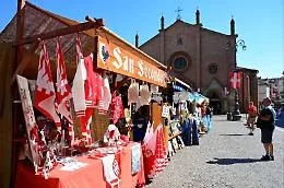 Colori e fantasia in piazza San Secondo con il Mercatino del Palio