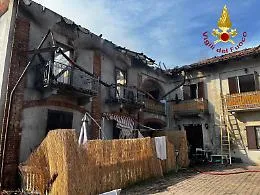 Spaventoso incendio al tetto di una grande casa: 7 famiglie coinvolte 