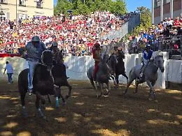 Palio di Asti: Cattedrale, Tanaro e San Silvestro sono i primi tre finalisti dopo una prima batteria infinita [VIDEO]